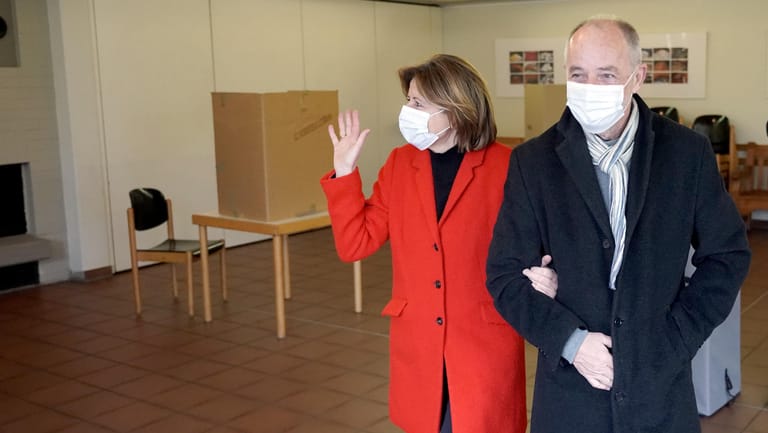 Malu Dreyer (SPD), Ministerpräsidentin von Rheinland-Pfalz, kommt mit ihrem Ehemann Klaus Jensen zur Stimmabgabe.