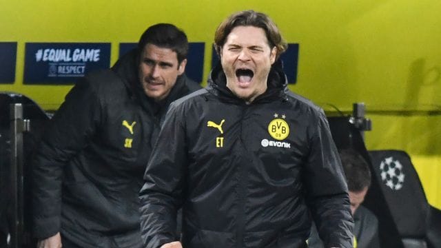 Dortmunds Trainer Edin Terzic freut sich über einen Treffer seiner Mannschaft. Dortmunds Trainer Edin Terzic freut sich über einen Treffer seiner Mannschaft.