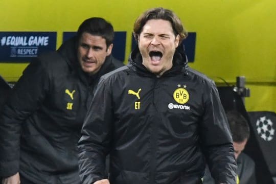 Dortmunds Trainer Edin Terzic freut sich über einen Treffer seiner Mannschaft.