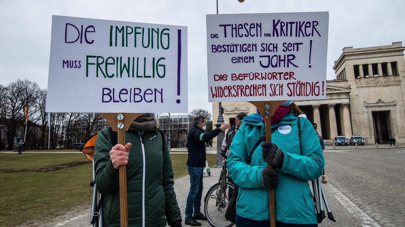 Demonstranten in der Nähe des bayerischen Landtages: Bei den Demos gegen die Corona-Maßnahmen gab es Dutzende Anzeigen.