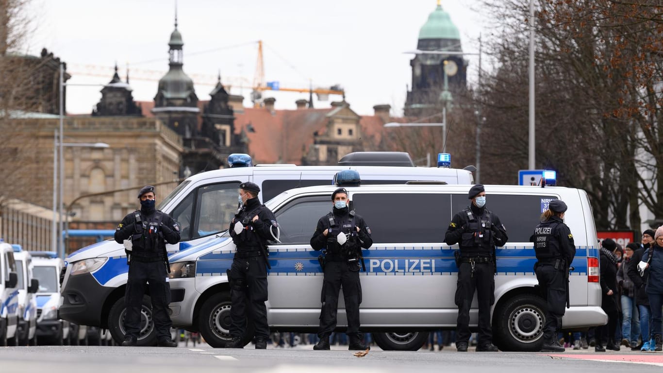 Polizisten am Samstag vor dem sächsischen Landtag in Dresden: "Vor gewaltbereiten Demokratiefeinden zurückgewichen".