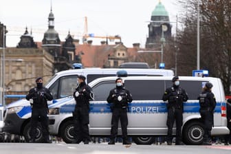 Polizisten am Samstag vor dem sächsischen Landtag in Dresden: "Vor gewaltbereiten Demokratiefeinden zurückgewichen".