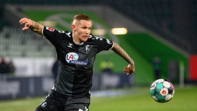 Freiburgs Jonathan Schmid ist mit 274 Einsätzen neuer französischer Bundesliga-Rekordspieler. Freiburgs Jonathan Schmid ist mit 274 Einsätzen neuer französischer Bundesliga-Rekordspieler.