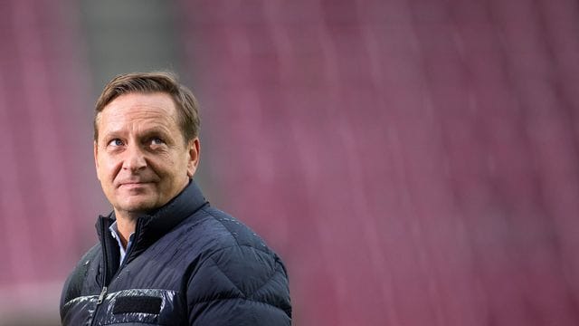 Kölns Sportdirektor Horst Heldt steht weiter zu Trainer Markus Gisdol. Kölns Sportdirektor Horst Heldt steht weiter zu Trainer Markus Gisdol.