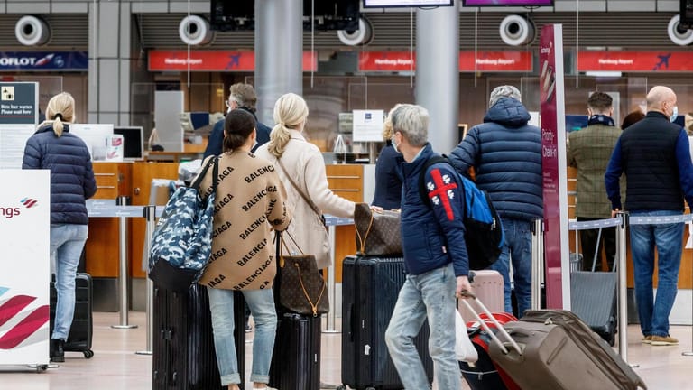 Flughafen Hamburg: Passagiere checken zu einem Eurowings-Flug nach Palma de Mallorca ein.