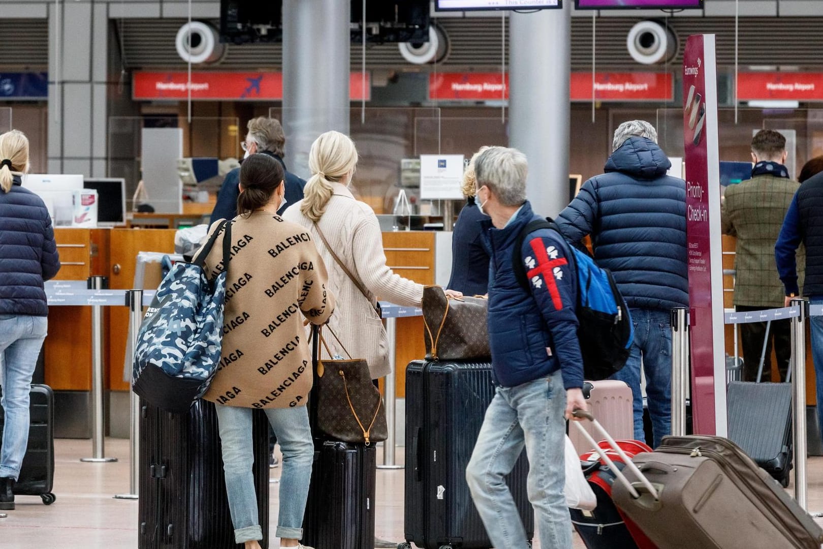 Flughafen Hamburg: Passagiere checken zu einem Eurowings-Flug nach Palma de Mallorca ein.