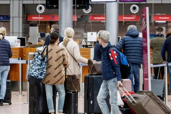 Flughafen Hamburg: Passagiere checken zu einem Eurowings-Flug nach Palma de Mallorca ein.
