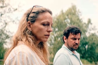 Einem Skandal auf der Spur: Lona Mendt (Petra Schmidt-Schaller) und Frank Elling Sascha Geršak).
