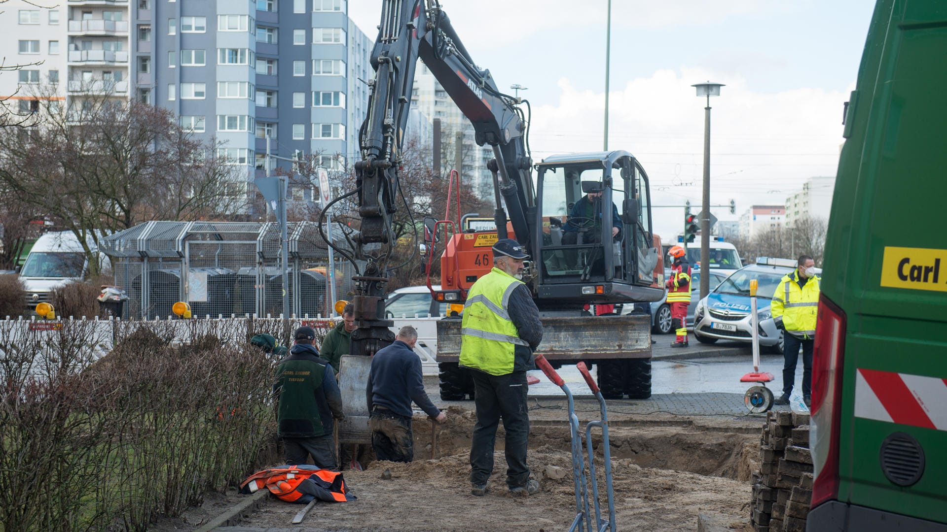 Ein Bagger legt das gebrochene Rohr frei: Tausende Bewohner waren in Berlin-Lichtenberg nach Havarie ohne klares Wasser. Ein Bagger legt das gebrochene Rohr frei: Tausende Bewohner waren in Berlin-Lichtenberg nach Havarie ohne klares Wasser.