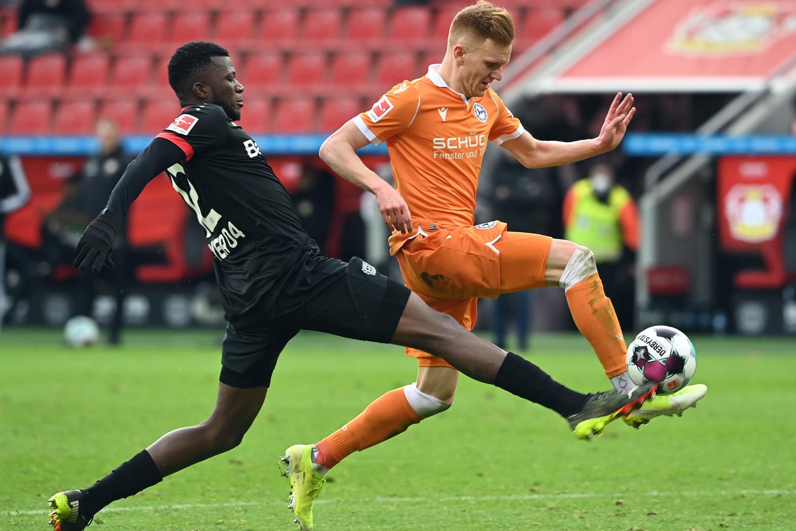 Dynamischer Bielefelder: Christian Gebauer (r.) zieht an Leverkusens Edmond Tapsoba vorbei.