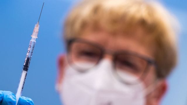 Mehrere Bundesländer ziehen aus den Kürzungen der Impfstofflieferungen durch den britisch-schwedischen Pharmakonzern Astrazeneca Konsequenzen. Mehrere Bundesländer ziehen aus den Kürzungen der Impfstofflieferungen durch den britisch-schwedischen Pharmakonzern Astrazeneca Konsequenzen.
