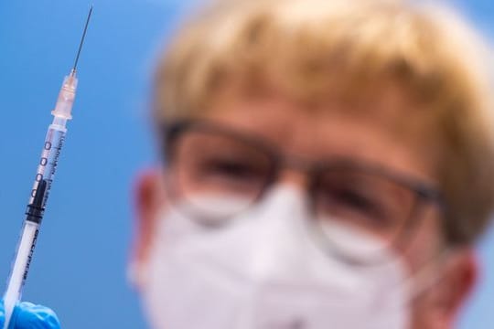 Mehrere Bundesländer ziehen aus den Kürzungen der Impfstofflieferungen durch den britisch-schwedischen Pharmakonzern Astrazeneca Konsequenzen.