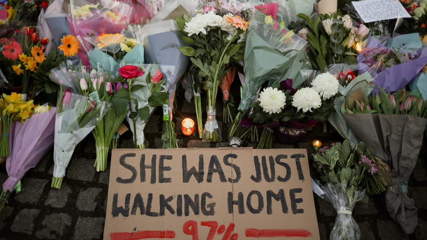 "She was just walking home" ("Sie ist nur nach Hause gelaufen") steht auf einem Schild an der improvisierten Gedenkstätte für die ermordete Sarah Everard.