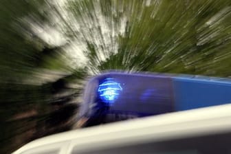 Das Blaulicht eines Polizei-Einsatzfahrzeuges leuchtet (Symbolfoto): Der Autofahrer erlag im Krankenhaus seinen Verletzungen.