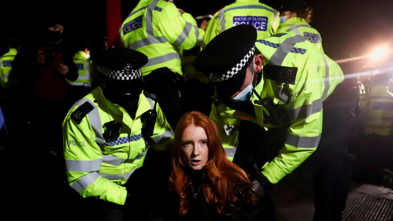 Polizisten führen eine Frau bei den Protesten nach der Entführung und Ermordung der Britin Sarah Everard ab.