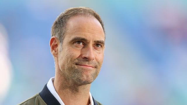 RB-Geschäftsführer Mintzlaff kann sich Ralf Rangnick sowohl als deutschen Bundestrainer als auch beim FC Schalke 04 vorstellen. RB-Geschäftsführer Mintzlaff kann sich Ralf Rangnick sowohl als deutschen Bundestrainer als auch beim FC Schalke 04 vorstellen.