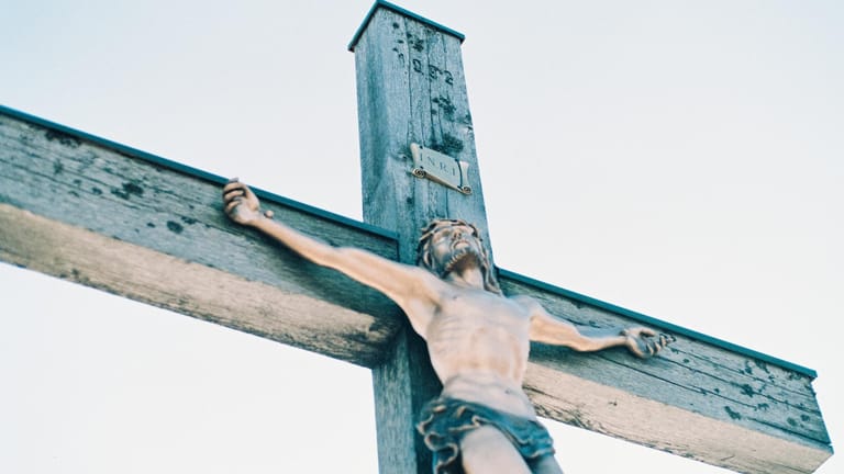 Jesus am Kreuz (Symbolbild): Moraltheologe Daniel Bogner hat sich Gedanken über eine Reform der kirchlichen Verfassung gemacht