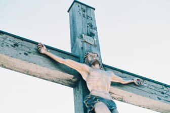 Jesus am Kreuz (Symbolbild): Moraltheologe Daniel Bogner hat sich Gedanken über eine Reform der kirchlichen Verfassung gemacht