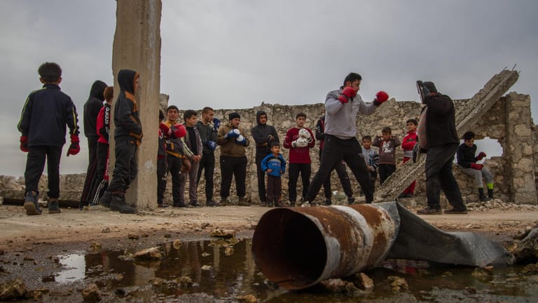 Sport in Trümmern: Der syrische Boxer Ahmed Dwara trainiert Jugendliche in der zerstörten Stadt Atarib.