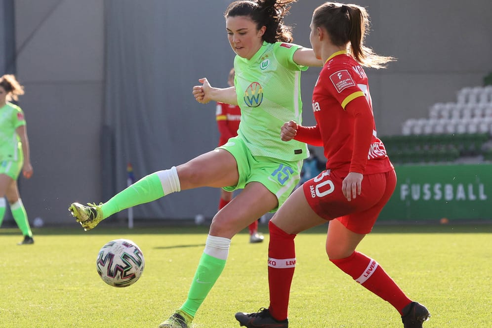 Ingrid Engen vom VfL Wolfsburg in einem Duell: Die Mannschaft hat das Spiel gegen Leverkusen gewonnen.