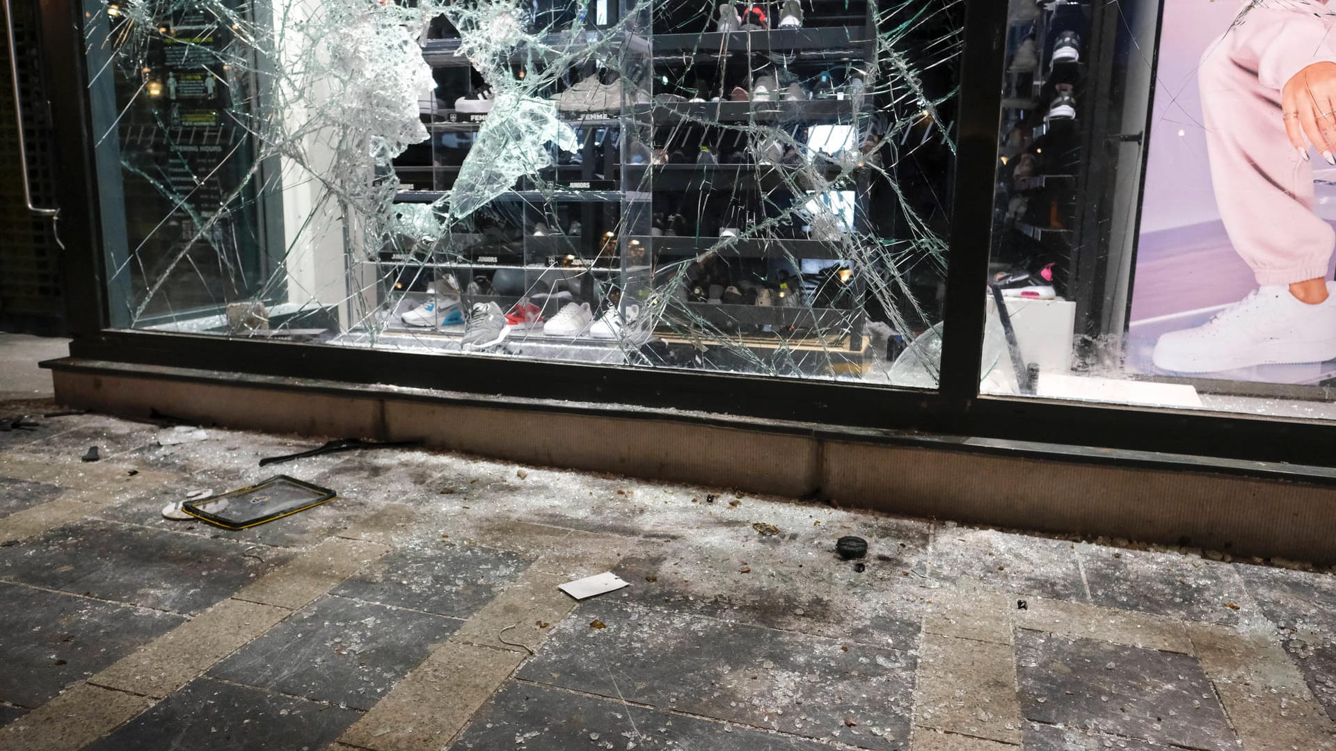 Ein zerstörtes Schaufenster im belgischen Lüttich: Mehrere Polizisten mussten nach Zusammenstößen mit Demonstranten ins Krankenhaus gebracht werden. Ein zerstörtes Schaufenster im belgischen Lüttich: Mehrere Polizisten mussten nach Zusammenstößen mit Demonstranten ins Krankenhaus gebracht werden.