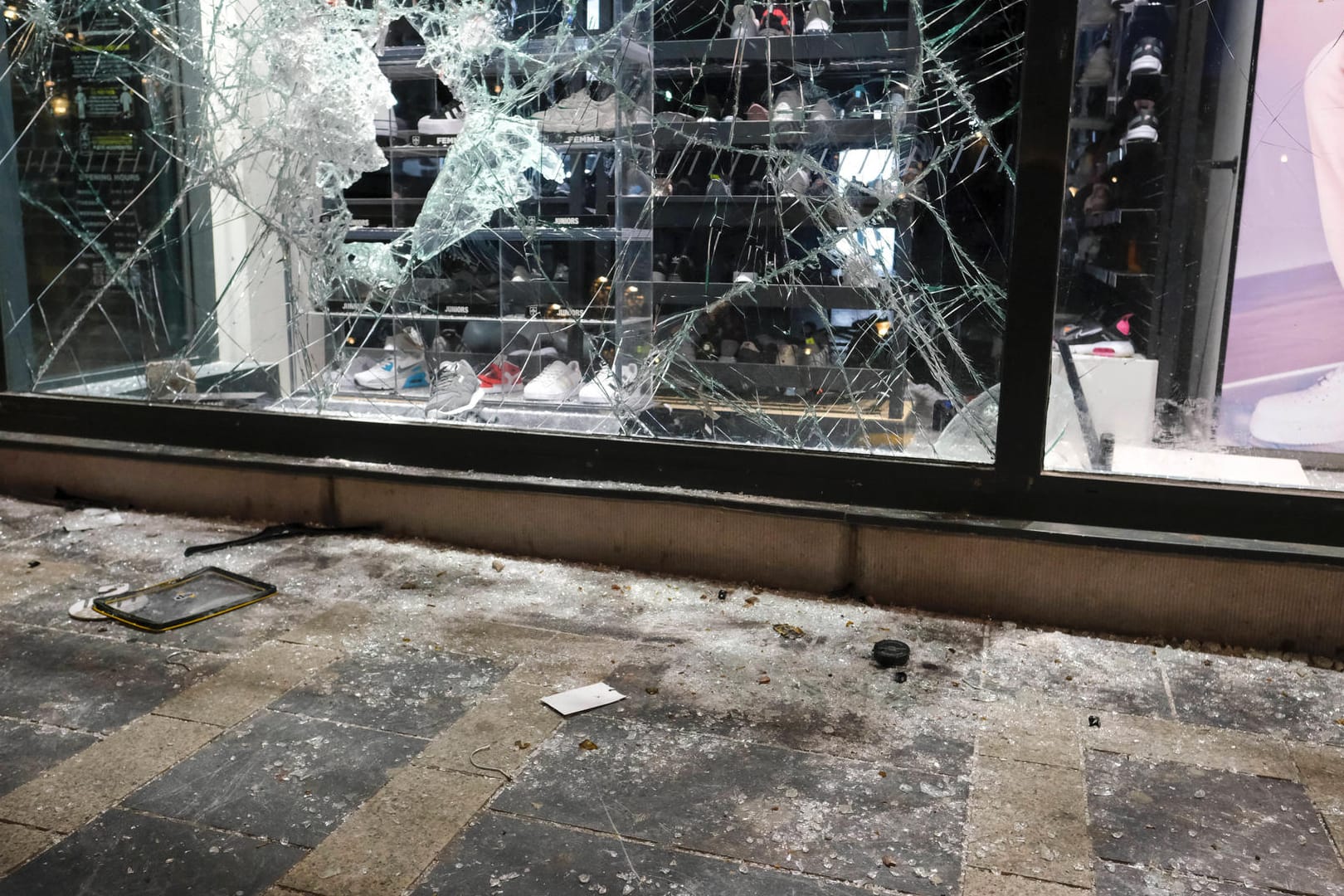 Ein zerstörtes Schaufenster im belgischen Lüttich: Mehrere Polizisten mussten nach Zusammenstößen mit Demonstranten ins Krankenhaus gebracht werden.
