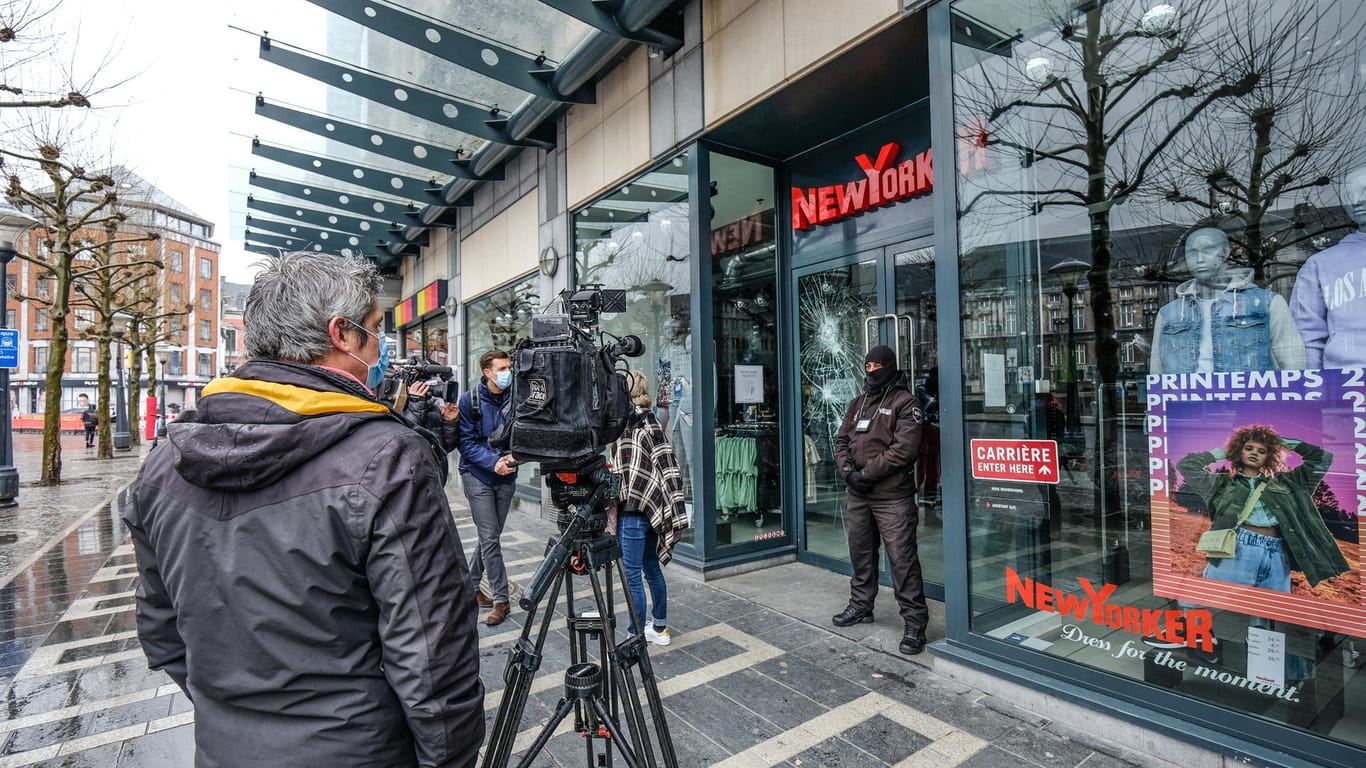 Fernsehkameras sind vor einer Filiale des Modeunternehmens New Yorker aufgestellt, die gestern bei Protesten von Demonstranten beschädigt wurden: Die Polizei glaubt, dass die Schäden geplant waren.