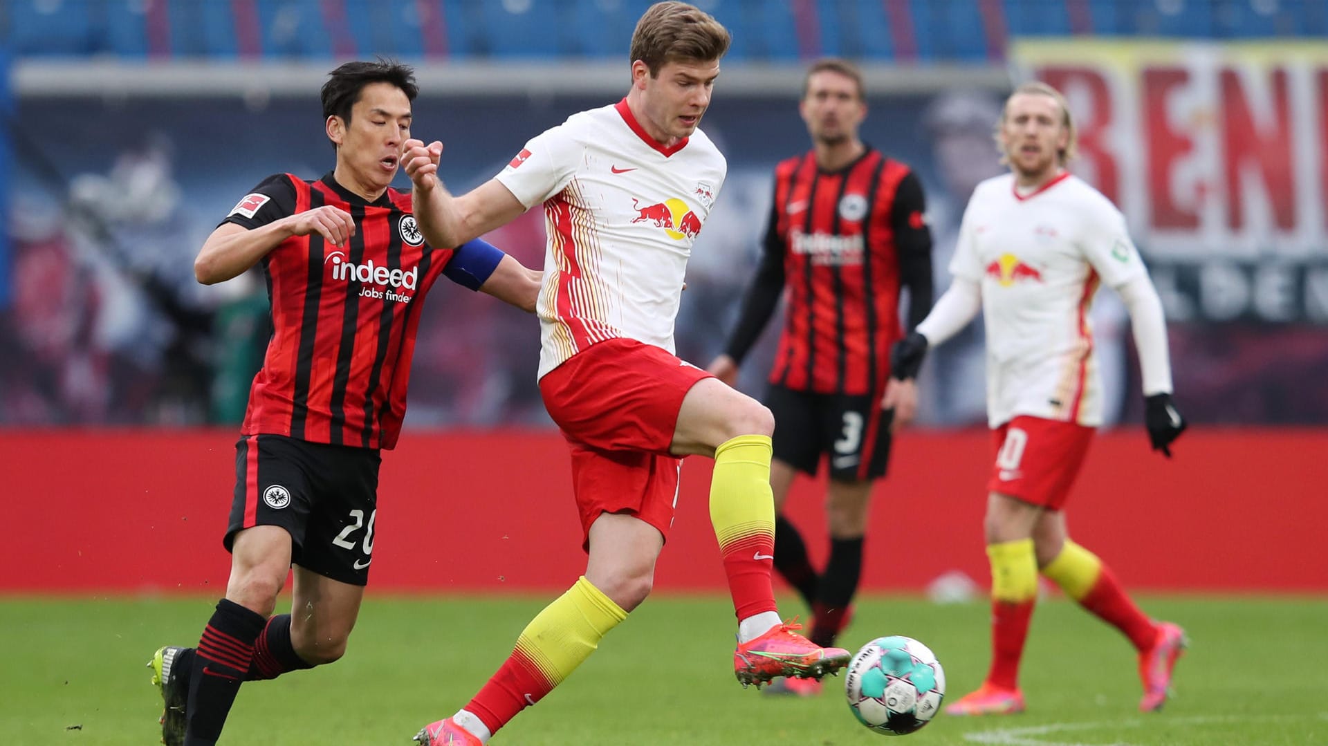 Alexander Sörloth (r.): Der Leipziger blieb gegen Makoto Hasebes (l.) Eintracht torlos. Alexander Sörloth (r.): Der Leipziger blieb gegen Makoto Hasebes (l.) Eintracht torlos.