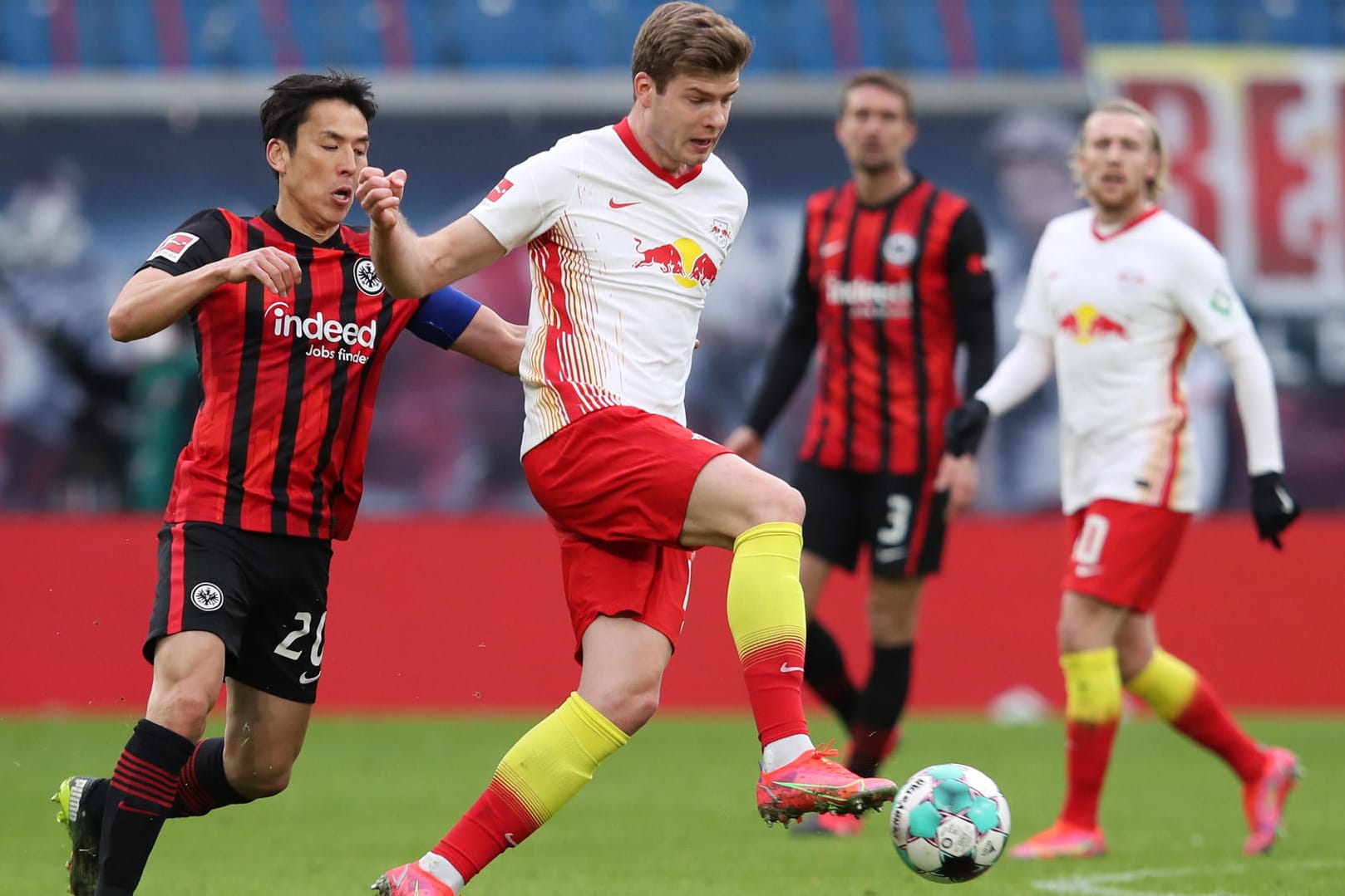 Alexander Sörloth (r.): Der Leipziger blieb gegen Makoto Hasebes (l.) Eintracht torlos.
