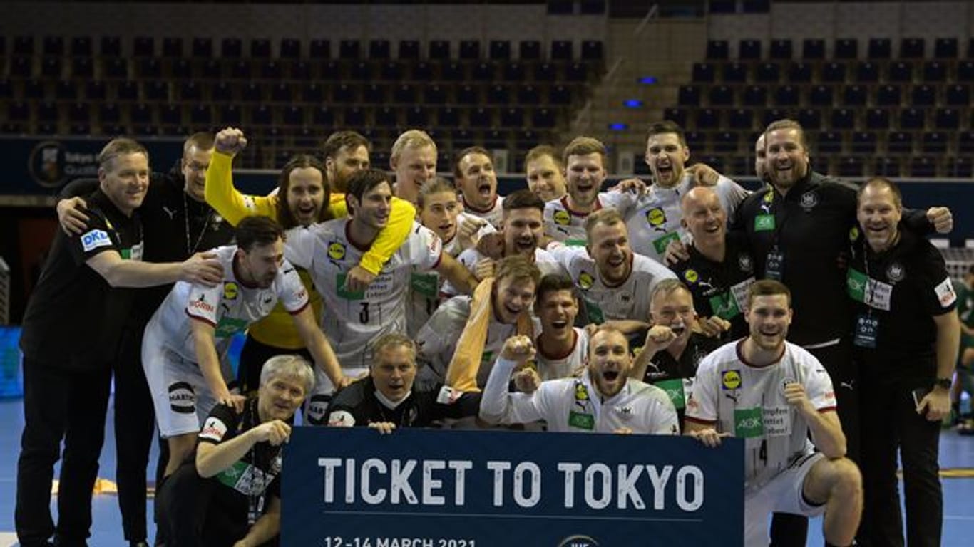 Die deutschen Handballer bejubeln die erfolgreiche Olympia-Qualifikation.