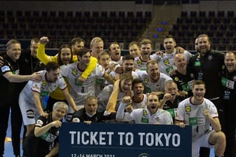 Die deutschen Handballer bejubeln die erfolgreiche Olympia-Qualifikation.