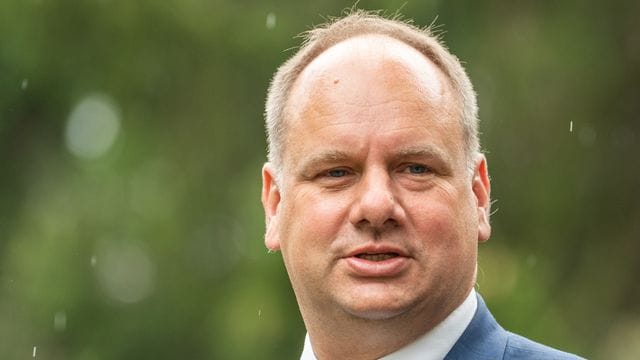 Dirk Hilbert (FDP), Oberbürgermeister von Dresden: Er kritisierte die Zwischenfälle bei den Demonstrationen gegen die Corona-Politik in Dresden. Dirk Hilbert (FDP), Oberbürgermeister von Dresden: Er kritisierte die Zwischenfälle bei den Demonstrationen gegen die Corona-Politik in Dresden.