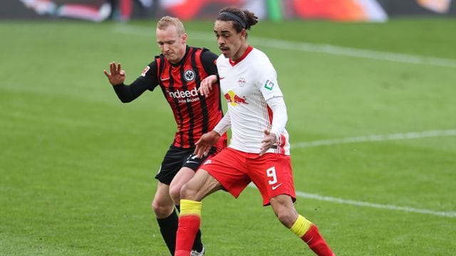 Frankfurts Sebastian Rode und Leipzigs Yussuf Poulsen (r) im Zweikampf um den Ball. Frankfurts Sebastian Rode und Leipzigs Yussuf Poulsen (r) im Zweikampf um den Ball.