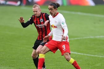 Frankfurts Sebastian Rode und Leipzigs Yussuf Poulsen (r) im Zweikampf um den Ball.