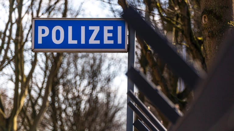 Ein Hinweisschild an einer Polizeiwache in Wilhelmsburg (Symbolbild): Nachdem ein schwerverletzter Mann auf die Wache gekommen war ermittelt die Polizei nun wegen eines versuchten Tötungsdeliktes.