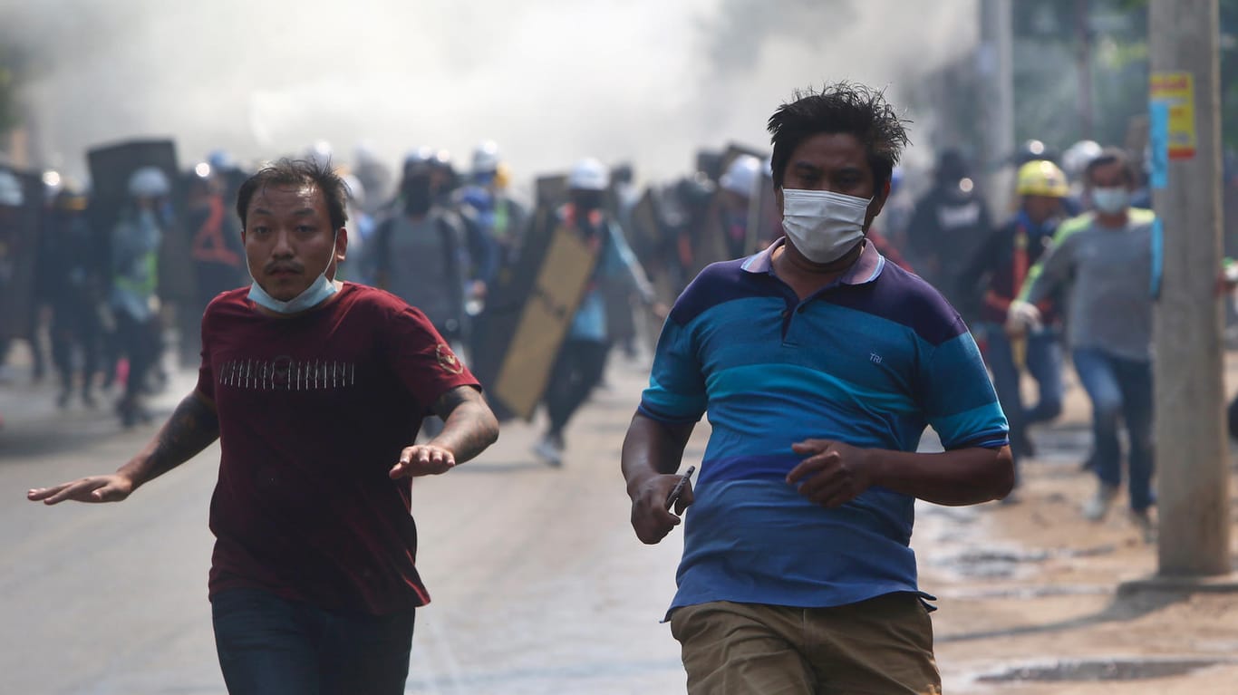 Demonstranten in Mandalay laufen weg, als Polizei und Militär Tränengas feuern: Allein am Wochenende sollen in Myanmar 33 Menschen bei Protesten getötet worden sein.