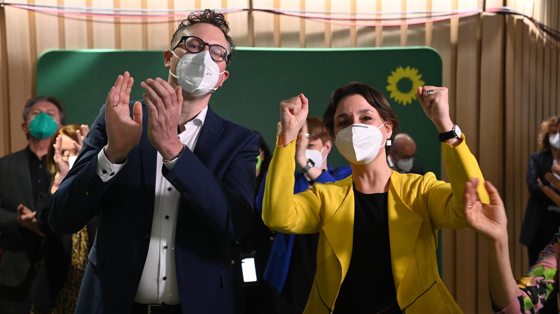 Andreas Schwarz und Sandra Detzer von Bündnis 90/Die Grünen: Die Partei feiert in Baden-Württemberg ihren Wahlsieg. Andreas Schwarz und Sandra Detzer von Bündnis 90/Die Grünen: Die Partei feiert in Baden-Württemberg ihren Wahlsieg.