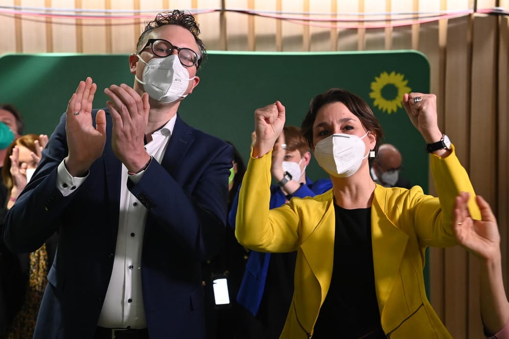 Andreas Schwarz und Sandra Detzer von Bündnis 90/Die Grünen: Die Partei feiert in Baden-Württemberg ihren Wahlsieg.