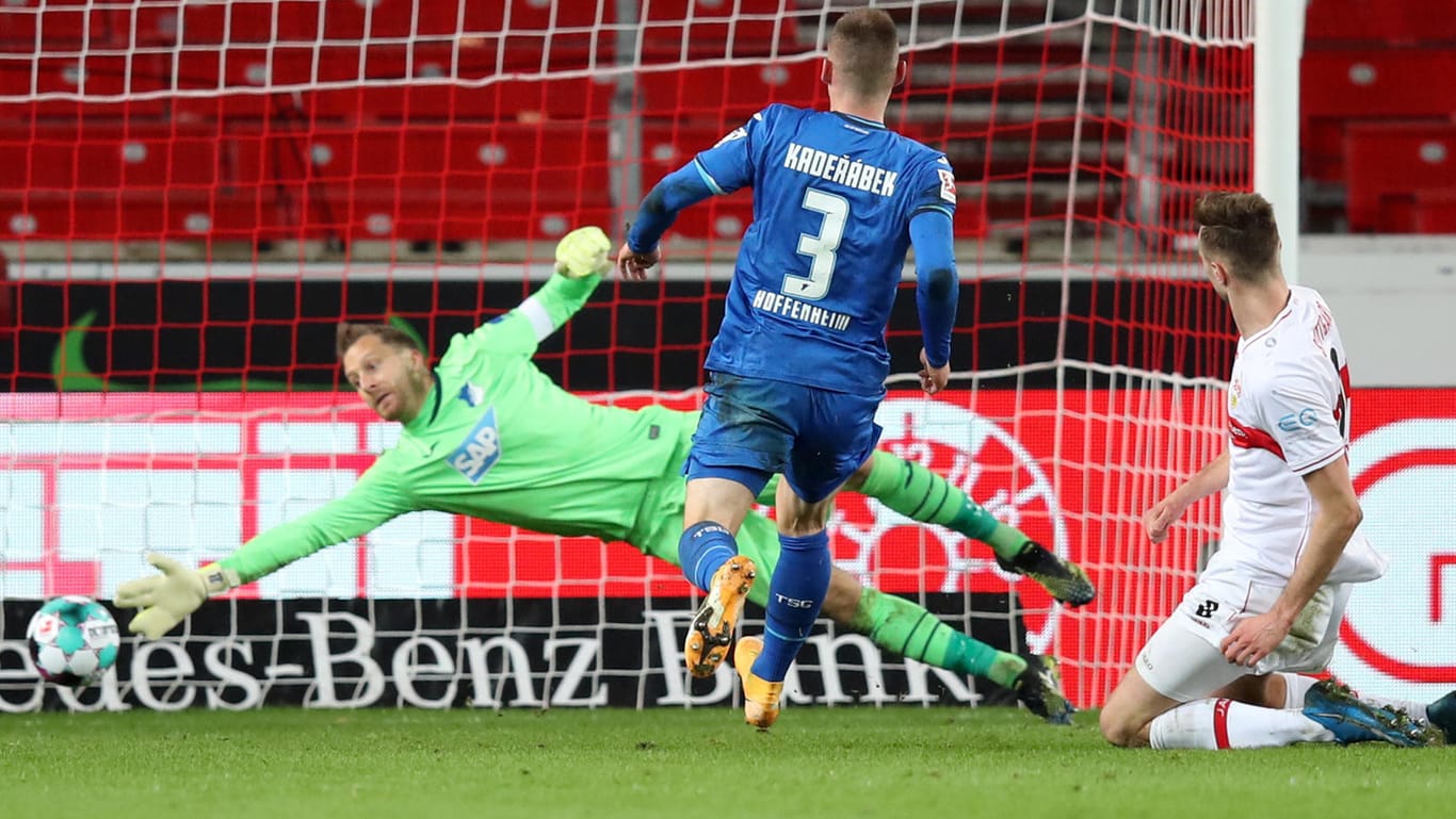 Bundesliga: Stuttgarts Sasa Kalajdzic (re.) erzielte das Tor zum 2:0 gegen Hoffenheims Torwart Oliver Baumann.