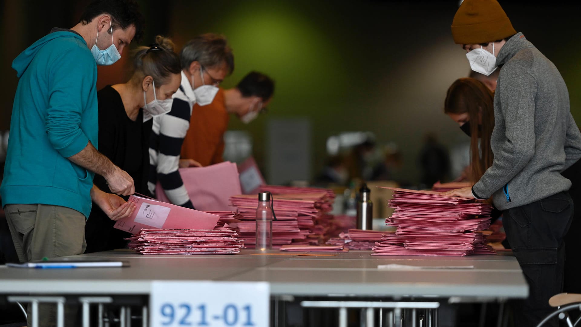 Briefwahlauszählung bei der Kommunalwahl in Frankfurt: Die Grünen konnten die Wahl für sich entscheiden.