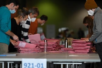 Briefwahlauszählung bei der Kommunalwahl in Frankfurt: Die Grünen konnten die Wahl für sich entscheiden.