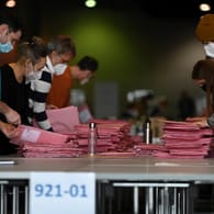 Briefwahlauszählung bei der Kommunalwahl in Frankfurt: Die Grünen konnten die Wahl für sich entscheiden.