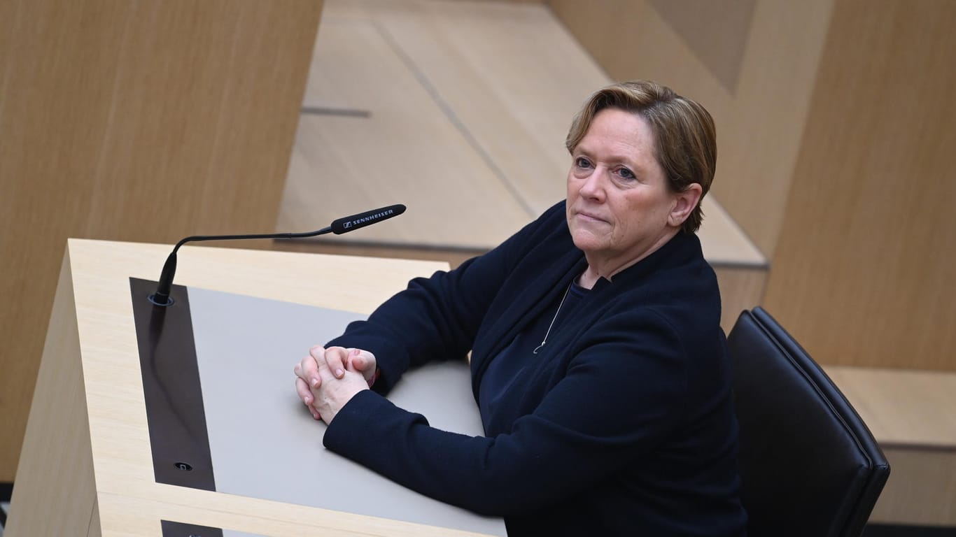 Susanne Eisenmann, Spitzenkandidatin der CDU, sitzt nach den ersten Hochrechnungen der Landtagswahlen in Baden-Württemberg im Plenarsaal: Sie will die Verantwortung für die Wahlergebnisse übernehmen.