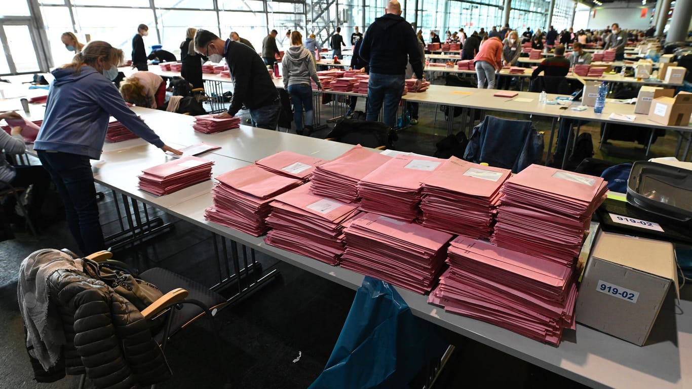 Briefwahlauszählung in Frankfurt: Am Sonntag fanden in Hessen Kommunalwahlen statt.