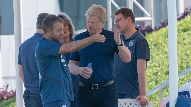 Bayern-Trainer Hansi Flick (l) und Oliver Kahn während einer Trainingseinheit in Katar. Bayern-Trainer Hansi Flick (l) und Oliver Kahn während einer Trainingseinheit in Katar.