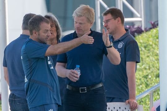 Bayern-Trainer Hansi Flick (l) und Oliver Kahn während einer Trainingseinheit in Katar.