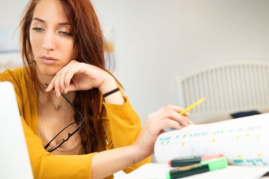 Auch im Homeoffice sollten Beschäftigte auf ihre Balance achten.