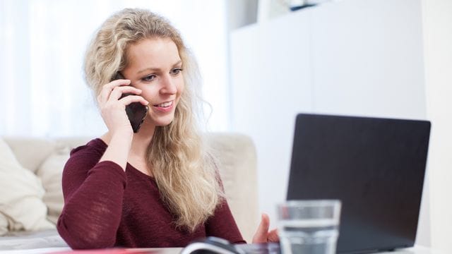 Gibt es eine entsprechende Vereinbarung im Arbeitsvertrag, müssen studentische Aushilfen ihre private Technik für den Job nutzen.