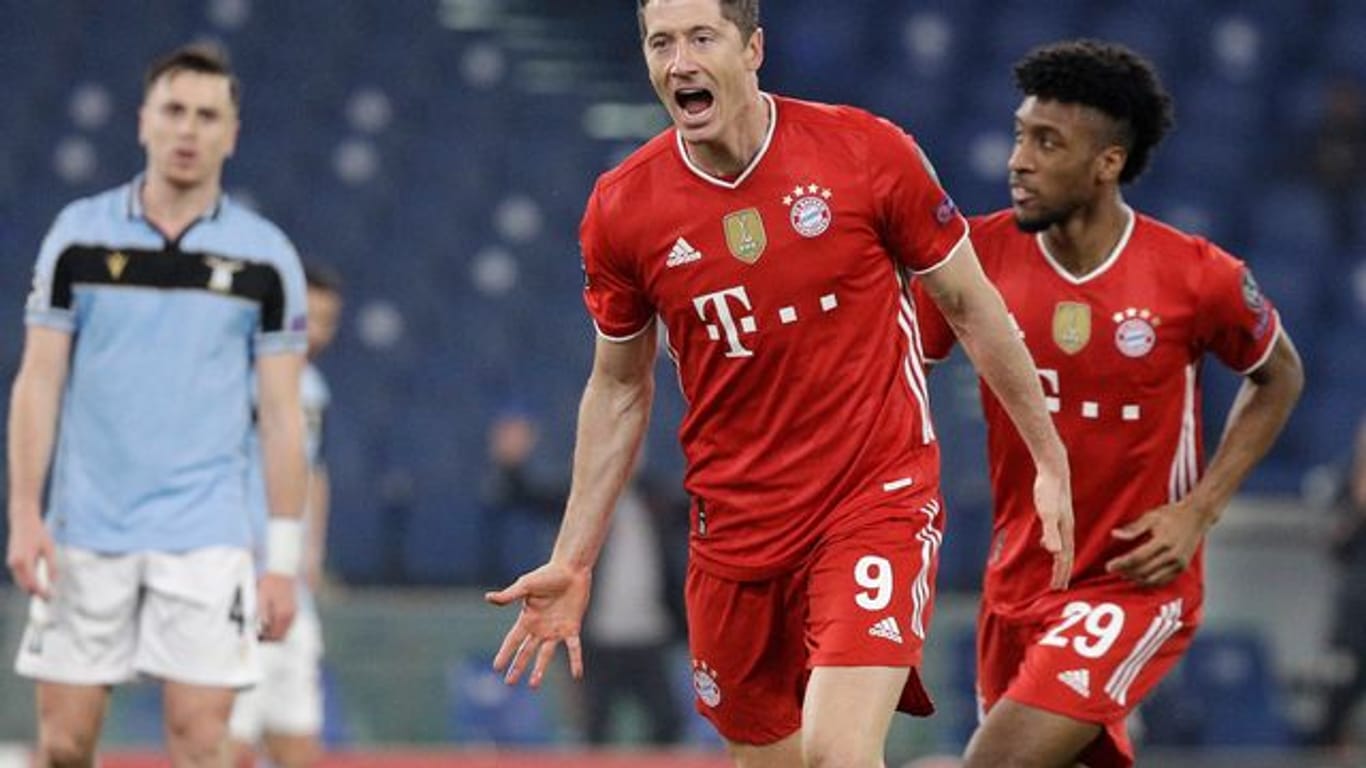 Die Bayern um Weltfußballer Robert Lewandowski (M) wollen Borussia Dortmund ins Champions-League-Viertelfinale folgen.