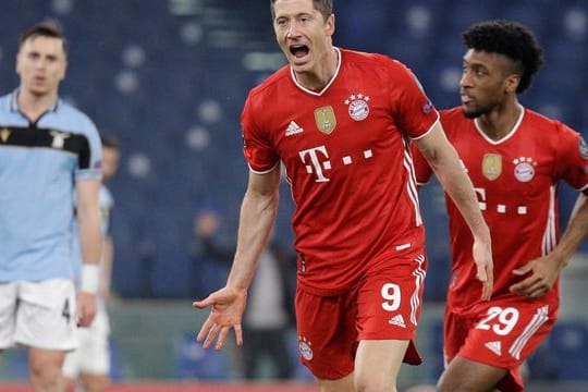 Die Bayern um Weltfußballer Robert Lewandowski (M) wollen Borussia Dortmund ins Champions-League-Viertelfinale folgen.